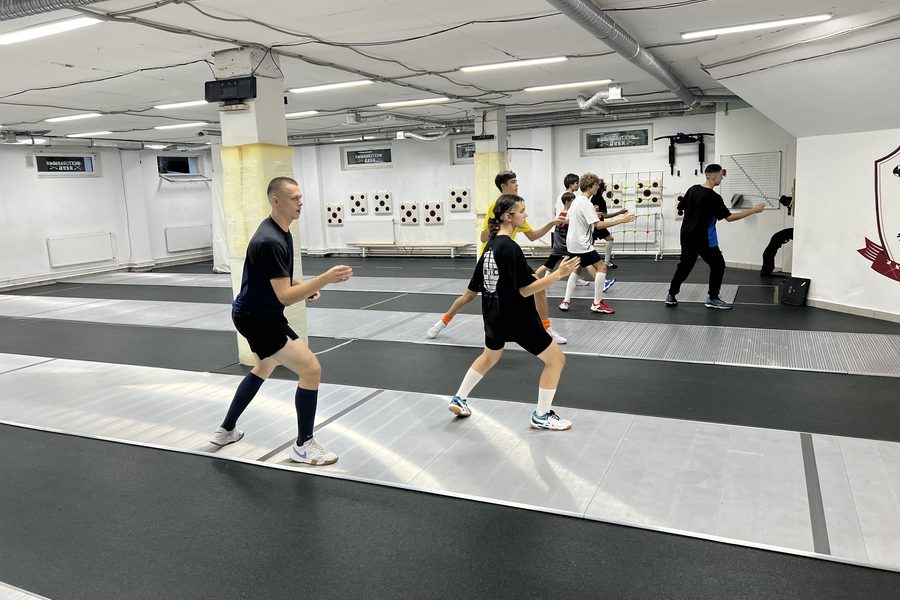 Взрослая группа на тренировке в зале клуба «Бретёр»